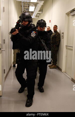 Bucarest, Romania (feb. 25, 2015) rumeno intelligence service personale con la Brigada Antiterorista dimostrare camera tecniche di compensazione per gli Stati Uniti Marines dalla flotta Alpha anti-terrorismo Security Team Company Europe (FASTEUR), la stazione navale di Rota, presso l'U.S. Ambasciata di Bucarest, Romania, Feb 25, 2015. L'ambasciata impegno previsti FASTEUR Marines la possibilità di condurre attività di formazione sul rinforzo di un ambasciata americana con la nazione ospitante le forze in caso di crisi. Foto Stock