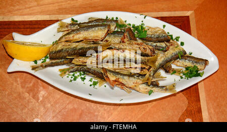 Sardine su un pesce piastra sagomata Foto Stock
