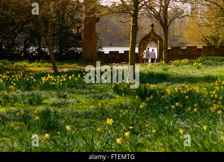 Due giovani adulti caucasica circa 20-30 anni tenere le mani su una romantica passeggiata nei giardini a Newstead Abbey Foto Stock