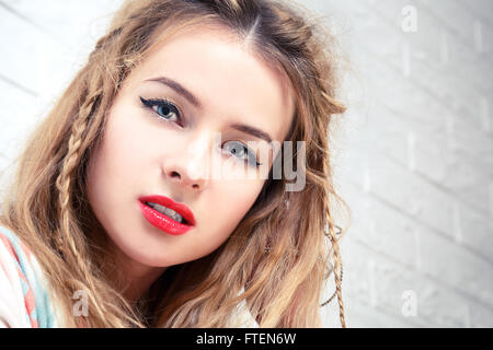 Ragazza Boho ritratto al bianco muro di mattoni in background Foto Stock