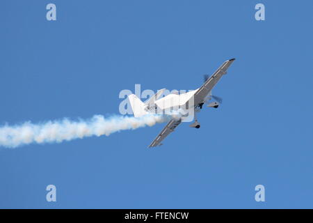 G-IITC, un privato Mudry CAP-232 velivolo acrobatico, visualizzando su Ayr durante l'Airshow scozzese nel 2014. Foto Stock