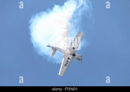 G-IITC, un privato Mudry CAP-232 velivolo acrobatico, visualizzando su Ayr durante l'Airshow scozzese nel 2014. Foto Stock