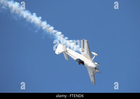 G-IITC, un privato Mudry CAP-232 velivolo acrobatico, visualizzando su Ayr durante l'Airshow scozzese nel 2014. Foto Stock