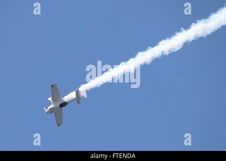 G-IITC, un privato Mudry CAP-232 velivolo acrobatico, visualizzando su Ayr durante l'Airshow scozzese nel 2014. Foto Stock