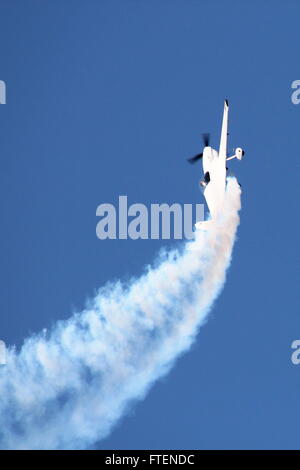 G-IITC, un privato Mudry CAP-232 velivolo acrobatico, visualizzando su Ayr durante l'Airshow scozzese nel 2014. Foto Stock