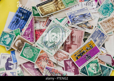 Pila di francobolli usati Foto Stock