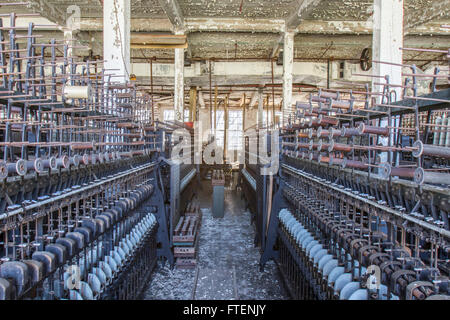 Invecchiamento della fabbrica con attrezzature di antica formazione di ruggine nel giro di un secolo la seta gettando fabbrica. Foto Stock