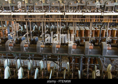 Close up sulle apparecchiature di antica formazione di ruggine nel giro di un secolo la seta gettando fabbrica. Foto Stock
