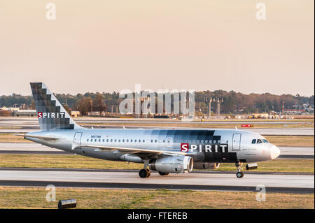 Spirito di passeggeri delle compagnie aeree jet su una pista di Atlanta International Airport di Atlanta, Georgia. (USA) Foto Stock