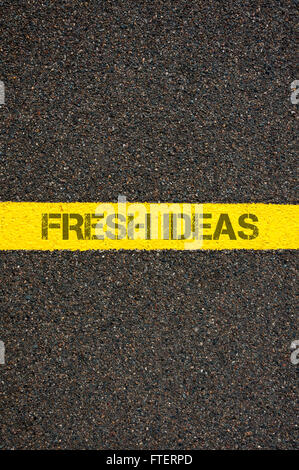 La segnaletica stradale vernice gialla linea di divisione con parole idee fresche, il concetto di immagine Foto Stock