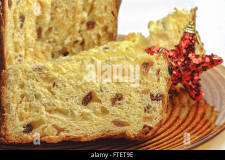 Il Panettone - Italiano la torta di Natale su una piastra Foto Stock