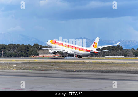 Aereo Jet -Airbus A330-302-, di -Iberia- compagnia aerea, è l'atterraggio su pista, in aeroporto di Madrid. Set fotografico: 1 di 2. Foto Stock