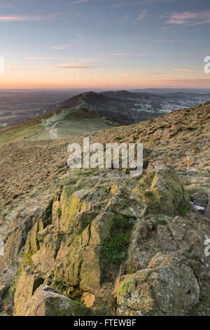 Le rocce del Worcestershire Beacon, parte della Malvern Hills, in una fredda mattina di gennaio. Foto Stock