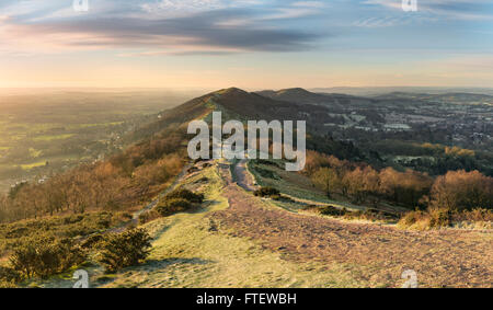 In inverno il sole sorge su Malvern Hills. Foto Stock