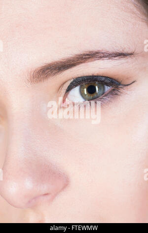 Chiudere fino a una giovane donna's eye staring Foto Stock