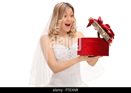 Sorpreso giovane sposa l'apertura di un regalo di nozze isolati su sfondo bianco Foto Stock