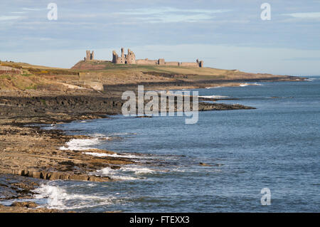 Il castello di Dunstanburgh visto da Craster, Northumberland, England, Regno Unito Foto Stock