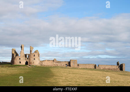 Il castello di Dunstanburgh visto da sud, Northumberland, England, Regno Unito Foto Stock