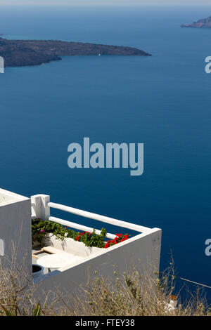 Vista la caldera vulcanica di Santorini, nella cittadina di Fira, Cicladi, Mar Egeo, Grecia. Foto Stock