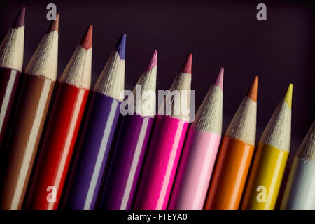 Matite colorate in varie angolazioni Foto Stock