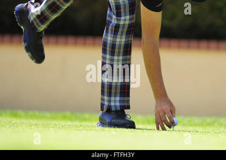 Giugno 16, 2012 - San Francisco, CA, Stati Uniti d'America - Ian Poulter di Inghilterra tees fino la sua palla durante il terzo round della 112U.S. Aprire presso il club olimpico il 16 giugno 2012 in San Francisco. ..ZUMA PREMERE/ Scott A. Miller (credito Immagine: © Scott A. Miller via ZUMA filo) Foto Stock