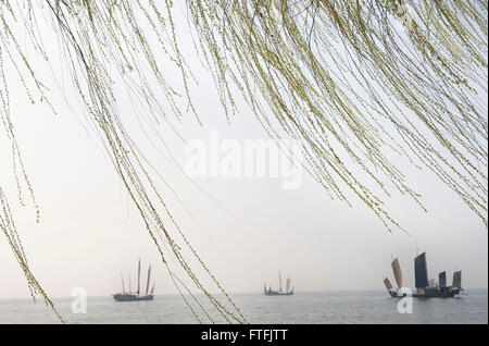 Wuxi, cinese della provincia di Jiangsu. 28 Mar, 2016. Barche a vela sul lago Taihu a Wuxi, Cina orientale della provincia di Jiangsu, 28 marzo 2016. © Pan Zhengguang/Xinhua/Alamy Live News Foto Stock