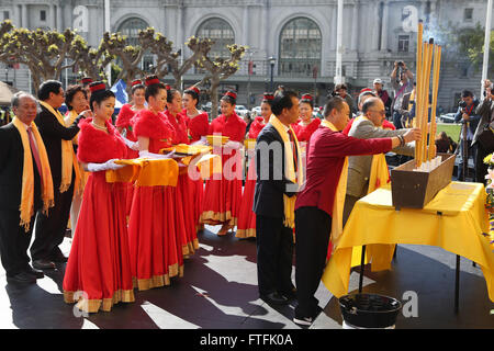 San Francisco, Stati Uniti d'America. 27 Mar, 2016. Le persone che frequentano una cerimonia per onorare il padre della nazione cinese a San Francisco, Stati Uniti, 27 marzo 2016. © Liu Yilin/Xinhua/Alamy Live News Foto Stock