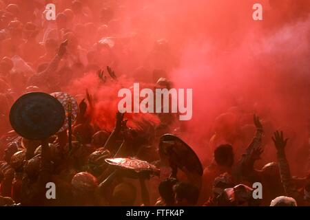 Mathura, India. Xvii Mar, 2016. Manca di devoti indù si sono riuniti per giocare Lathmar Holi a Nandgaon. Essa avviene in giorni prima della reale Holi nelle vicine città di Barsana e vicino Nandgaon Mathura nello stato di Uttar Pradesh, dove migliaia di indù e i turisti si radunano ogni anno. © Shashi Sharma/Pacific Press/Alamy Live News Foto Stock