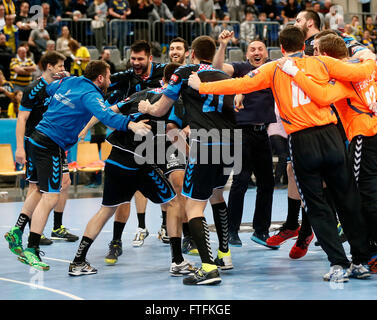 Pallamano: Champions League, Rhein-Neckar Loewen vs. Croazia Zagabria nel SAP Arena, Mannheim, Germania, 27 marzo 2016. I giocatori da Zagabria celebrare dopo il fischio finale. Foto: Ronald Wittek/dpa Foto Stock