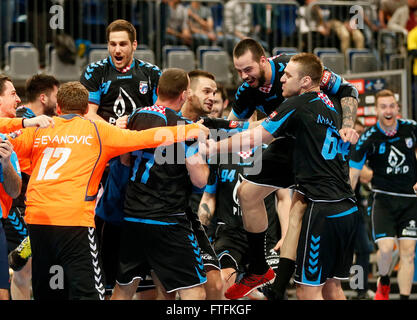 Pallamano: Champions League, Rhein-Neckar Loewen vs. Croazia Zagabria nel SAP Arena, Mannheim, Germania, 27 marzo 2016. I giocatori da Zagabria celebrare dopo il fischio finale. Foto: Ronald Wittek/dpa Foto Stock