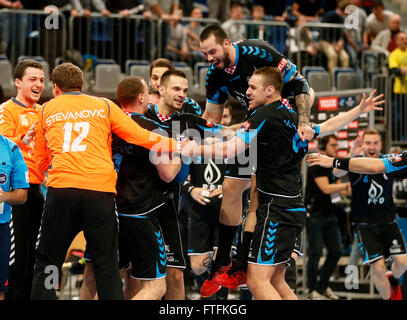 Pallamano: Champions League, Rhein-Neckar Loewen vs. Croazia Zagabria nel SAP Arena, Mannheim, Germania, 27 marzo 2016. I giocatori da Zagabria dopo il fischio finale. Foto: Ronald Wittek/dpa Foto Stock