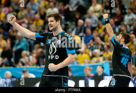 Pallamano: Champions League, Rhein-Neckar Loewen vs. Croazia Zagabria nel SAP Arena, Mannheim, Germania, 27 marzo 2016. Tonic Valcic da Zagabria celebra dopo un obiettivo. Foto: Ronald Wittek/dpa Foto Stock