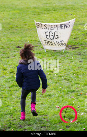 Uova rotolando, e una mela dispari, all'Avenham Park. Le uova sono rotolate lungo le piste di Avenham Park da Charlotte Jones, il lunedì di Pasqua – in passato erano uova bollite decorate in modo tradizionale, ma ora sono spesso della varietà di cioccolato! Oltre al rolling delle uova , l'evento ospita un concorso di Pasqua Bonnet. L'ovulo, o un rotolo di uovo di Pasqua, è un gioco tradizionale giocato con le uova a Pasqua. Diverse nazioni hanno diverse versioni del gioco, di solito giocato con uova sode e decorate. Foto Stock