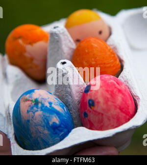 Preston, Lancashire, Regno Unito 28 marzo, 2016. Il rotolamento delle uova e una strana apple, a Avenham Park. Le uova sono rotolato giù le piste del parco Avenham ogni lunedì di Pasqua - in passato queste erano decorate tradizionali uova sode ma ora sono spesso del cioccolato varietà! Così come l'uovo-rolling , l'evento ospita un cofano di Pasqua la concorrenza. Il rotolamento delle uova, o un uovo di pasqua roll è un tradizionale gioco giocato con le uova di Pasqua. Diverse nazioni hanno diverse versioni del gioco giocato solitamente con hard-boiled, uova decorate. Foto Stock