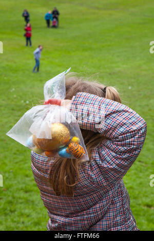 Preston, Lancashire, Regno Unito 28 marzo, 2016. Il rotolamento delle uova e una strana apple, a Avenham Park. Le uova sono rotolato giù le piste del parco Avenham ogni lunedì di Pasqua - in passato queste erano decorate tradizionali uova sode ma ora sono spesso del cioccolato varietà! Così come l'uovo-rolling , l'evento ospita un cofano di Pasqua la concorrenza. Il rotolamento delle uova, o un uovo di pasqua roll è un tradizionale gioco giocato con le uova di Pasqua. Diverse nazioni hanno diverse versioni del gioco giocato solitamente con hard-boiled, uova decorate. Foto Stock