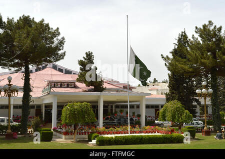 Quetta, Balochistan Assemblea Provinciale edificio nel sud-ovest del Pakistan di Quetta. 28 Mar, 2016. Il Pakistan bandiera nazionale vola a mezz' asta a piangere le vittime dell'attacco mortale di Lahore, a Balochistan Assemblea Provinciale edificio nel sud-ovest del Pakistan Quetta, 28 marzo 2016. Numero di morti del suicidio di blast che ha colpito un parco pubblico in Pakistan orientale della grande città di Lahore per la serata di domenica è salito a 72, i funzionari di detto lunedì. © Irfan/Xinhua/Alamy Live News Foto Stock