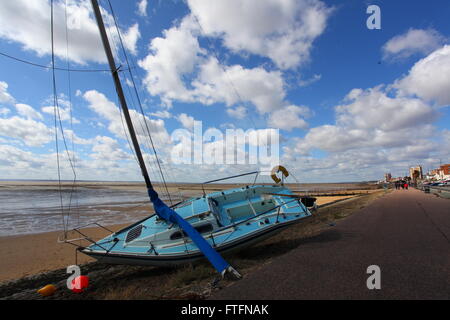 Southend on Sea, essex, Regno Unito. 28 marzo, 2016. La barca, Limbo Lady, lavato fino sopra la spiaggia dalla tempesta Katie. Penelope Barritt/Alamy Live News Foto Stock