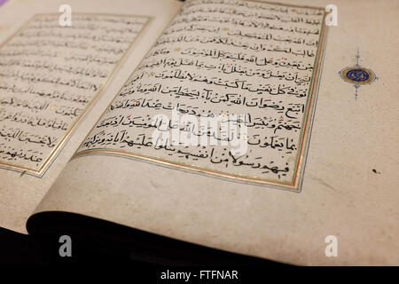 Gerusalemme, Israele. 28 marzo, 2016. L'Israele Biblioteca Nazionale apre i suoi archivi e mostra un antico quraan. Istituito nel 1892, l'Israele Nazionale funzioni di libreria di raccogliere, conservare e digitalizzare antiche e nuove opere appartenenti a ebrei patrimonio intellettuale, come pure i libri pubblicati in varie parti del mondo ebraico. Credito: Nir Alon/Alamy Live News Foto Stock