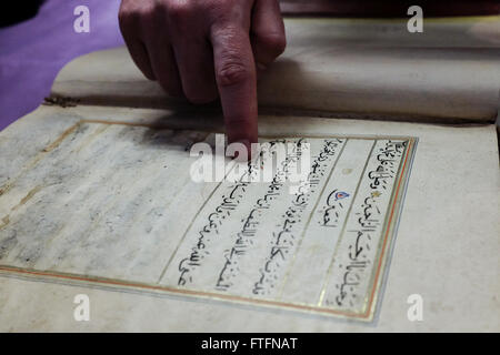 Gerusalemme, Israele. 28 marzo, 2016. L'Israele Biblioteca Nazionale apre i suoi archivi e mostra un antico quraan. Istituito nel 1892, l'Israele Nazionale funzioni di libreria di raccogliere, conservare e digitalizzare antiche e nuove opere appartenenti a ebrei patrimonio intellettuale, come pure i libri pubblicati in varie parti del mondo ebraico. Credito: Nir Alon/Alamy Live News Foto Stock