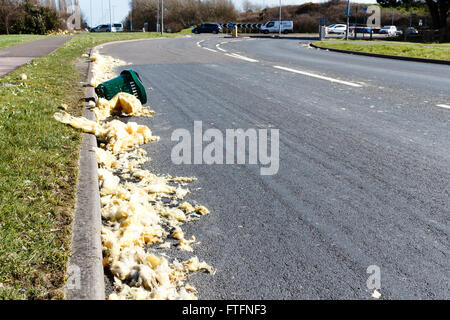 Eastbourne,East Sussex. Il 28 marzo 2016, UK meteo. Il tetto del negozio Dunelm in Eastbourne è stata parzialmente sottoposto a rip off durante la tempesta Katie lasciando detriti sparsi lungo le strade e negli alberi. Eastbourne, East Sussex, UK Credit: Ed Brown/Alamy Live News Foto Stock