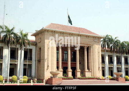 Bandiera nazionale del Pakistan battenti semi-montante su edifici governativi, un giorno di lutto viene osservata attraverso il Pakistan in memoria dei caduti di ieri suicida di bomba a Gulshan-e-Iqbal Park, a Lahore Lunedì, 28 marzo 2016. Almeno 70 persone sono state uccise e circa 300 persone sono state ferite quando una esplosione strappato attraverso il lotto di parcheggio di un affollato parco dove molti cristiani di minoranza era andato a celebrare la Domenica di Pasqua hanno detto i funzionari. Foto Stock