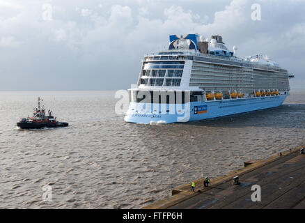 La nuova nave da crociera del cantiere Meyer di Papenburg, 'ovazione dei mari", arrivando a Bremerhaven (Germania), 28 marzo 2016. Dopo la prima grande prova sul Mare del Nord, 348 metri di lunghezza della nave saranno portate a termine per la consegna alla US-American shipping company " Royal Carribean International". Foto: INGO WAGNER/dpa Foto Stock