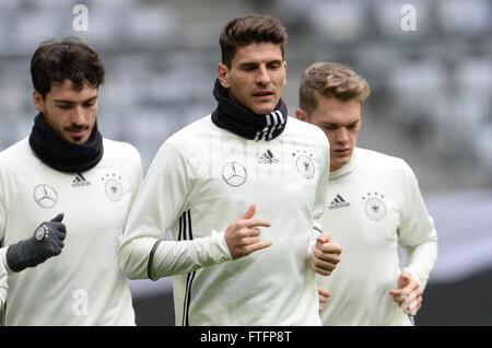 Mats Hummels (l-r), Mario Gomez e Matthias Ginter del tedesco della nazionale di calcio durante la pratica finale nello stadio Allianz Arena di Monaco di Baviera, Germania, 28 marzo 2016. La Germania soddisfa l'Italia in una prova corrisponde il 29 marzo 2016. Foto: ANDREAS GEBERT/dpa Foto Stock