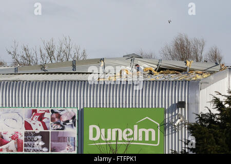 Eastbourne, East Sussex Regno Unito. 28 marzo, 2016. Regno Unito: Meteo Storm Katie strappa il tetto per Dunelm Mill su Lottbridge guidato in Eastbourne, East Sussex Regno Unito. 28 marzo, 2016 Credit: Jason Richardson/Alamy Live News Foto Stock