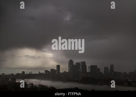 Londra, Regno Unito. 28 marzo, 2016. Regno Unito: Meteo Storm Katie dark rainy cieli di Canary Wharf business park edifici Credito: Guy Corbishley/Alamy Live News Foto Stock