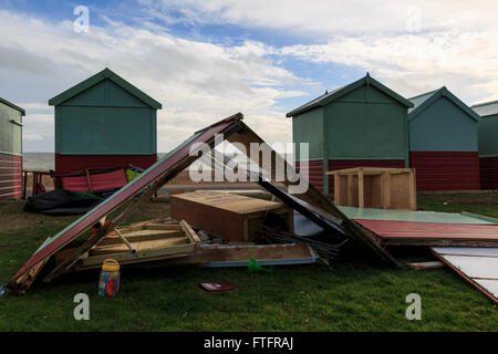 Brighton & Hove, Sussex, Regno Unito, 28 marzo 2016. Conseguenze della tempesta Katie, che portato 70mph si snoda fino alla costa sud dell'Inghilterra. Almeno nove cabine mare erano radicate, significativamente danneggiata o distrutta lungo la lunghezza del lungomare di Hove seguenti venti forti per tutta la notte. Su un breve tratto della Western prati lungomare Hove, sei cabine sulla spiaggia, sono state danneggiate. Credito: Clive Jones/Alamy Live News Foto Stock