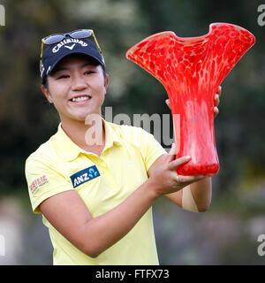 Carlsbad, STATI UNITI D'AMERICA. 27 Mar, 2016. CARLSBAD, Marzo 27, 2016 | Lydia Ko può contenere fino il trofeo dopo aver vinto la Kia Classic presso il Aviara Golf Club a Carlsbad domenica. | -Obbligatorio Photo Credit: Foto di Hayne Palmour IV/San Diego Union-Tribune, LLC © Hayne Palmour Iv/U-T San Diego/ZUMA filo/Alamy Live News Foto Stock