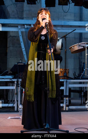 Aviles, Spagna. 28 marzo, 2016. Paula Rey canta durante il concerto di spagnolo Celtic Music Ensemble "Luar Na Lubre', a Piazza di Spagna a Aviles, Spagna, sul tour del suo nuovo álbum " Extra Mundi". Credito: David Gato/Alamy Live News Foto Stock