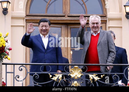 Praga, Repubblica Ceca. 28 Mar, 2016. Il presidente cinese Xi Jinping (L) incontra il Presidente ceco Zeman al Lany Chateau presidenziale nella Boemia centrale, Repubblica ceca, 28 marzo 2016. Xi ha iniziato una tre giorni di visita di stato in Repubblica Ceca da lunedì, la prima visita di stato di un presidente cinese in 67 anni dato che i due paesi hanno stabilito rapporti diplomatici. © Ju Peng/Xinhua/Alamy Live News Foto Stock