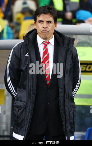 Kiev, Ucraina. 28 marzo, 2016. Capo allenatore del Galles nazionale di calcio Chris Coleman si affaccia su durante la partita amichevole contro l'Ucraina a NSC Olympic Stadium di Kiev, Ucraina. Credito: Oleksandr Prykhodko/Alamy Live News Foto Stock